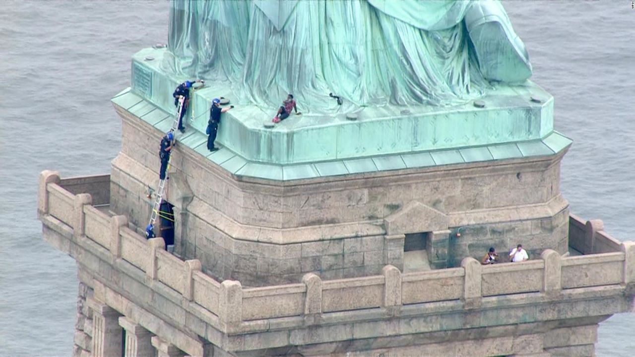 CNNE 540900 - ¿trepo la estatua de la libertad en protesta para eliminar ice?