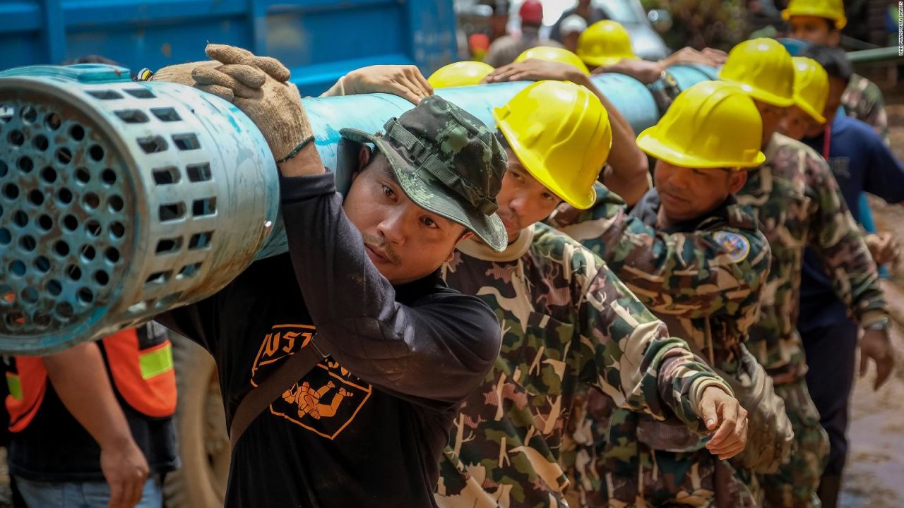 Los trabajadores de rescate llevan equipo de bombeo de agua a la cueva el 1 de julio.