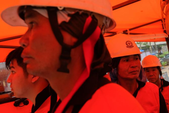 Los trabajadores de rescate esperan en la entrada de la cueva el 2 de julio.