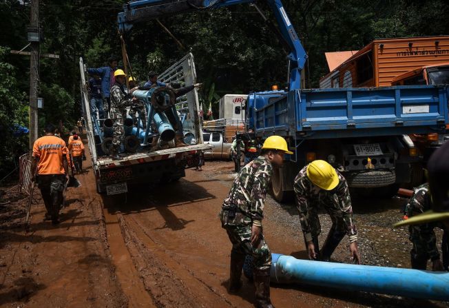 Los técnicos llevan las bombas de agua al sitio de perforación el domingo 1 de julio.