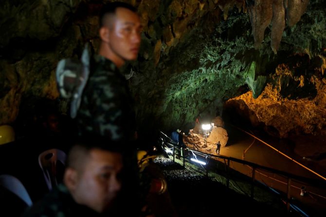 Los soldados y los rescatistas trabajan fuera del complejo de la cueva el 1 de julio.