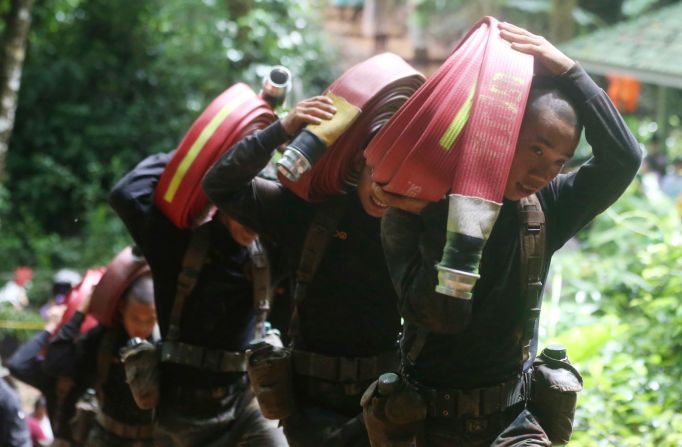 Los soldados tailandeses traen mangueras y bombas de agua adicionales mientras la búsqueda del equipo continúa el 27 de junio.