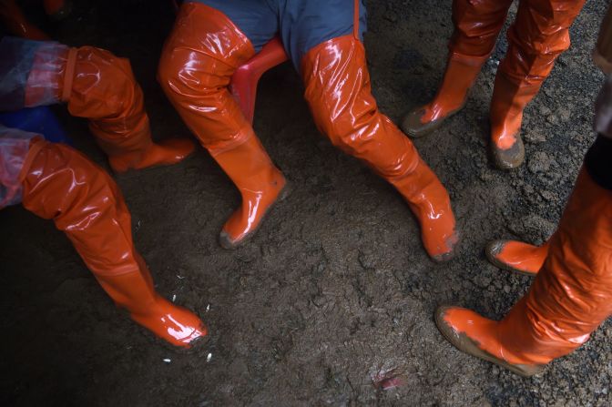 Los paramédicos voluntarios esperan cerca de la entrada de la cueva el 27 de junio.