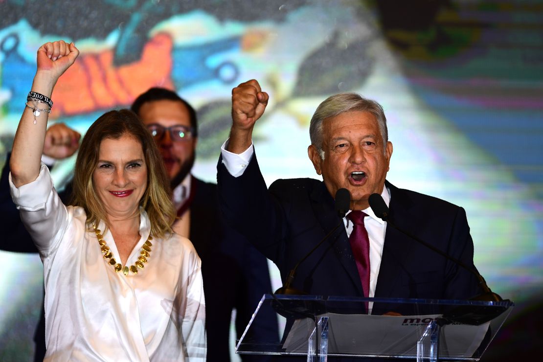 Beatriz Gutiérrez Müller y Andrés Manuel López Obrador en la noche de las elecciones.