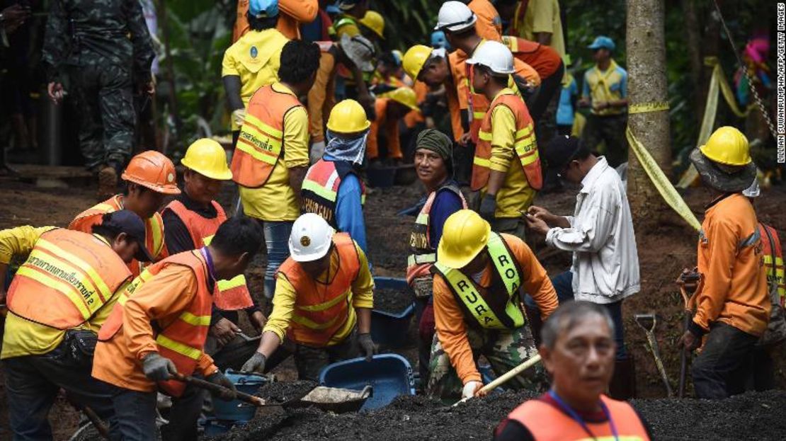 Los trabajadores arreglan el camino que lleva al sistema de cuevas Tham Luang Nang Non después de que el equipo fuera encontrado con vida.