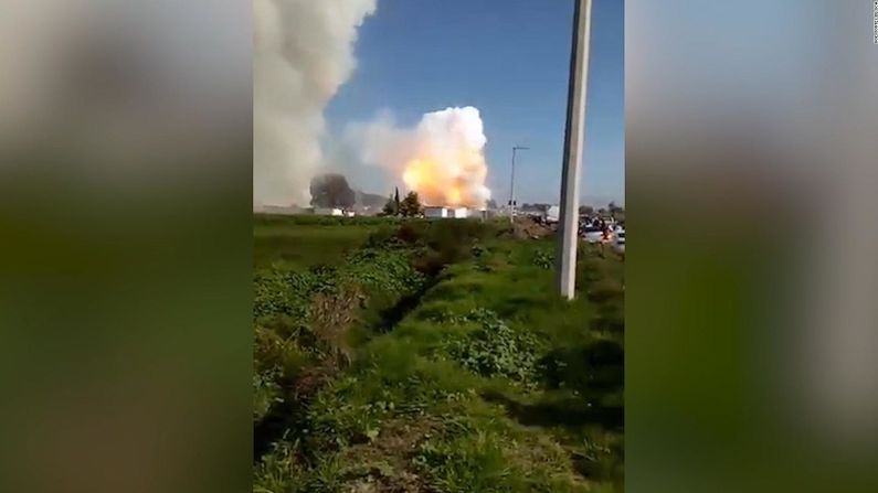 Imagen tomada de uno de los videos grabados por ciudadanos que se encontraban en Tultepec cuando cuando se registró la explosión en un taller de pirotecnia.