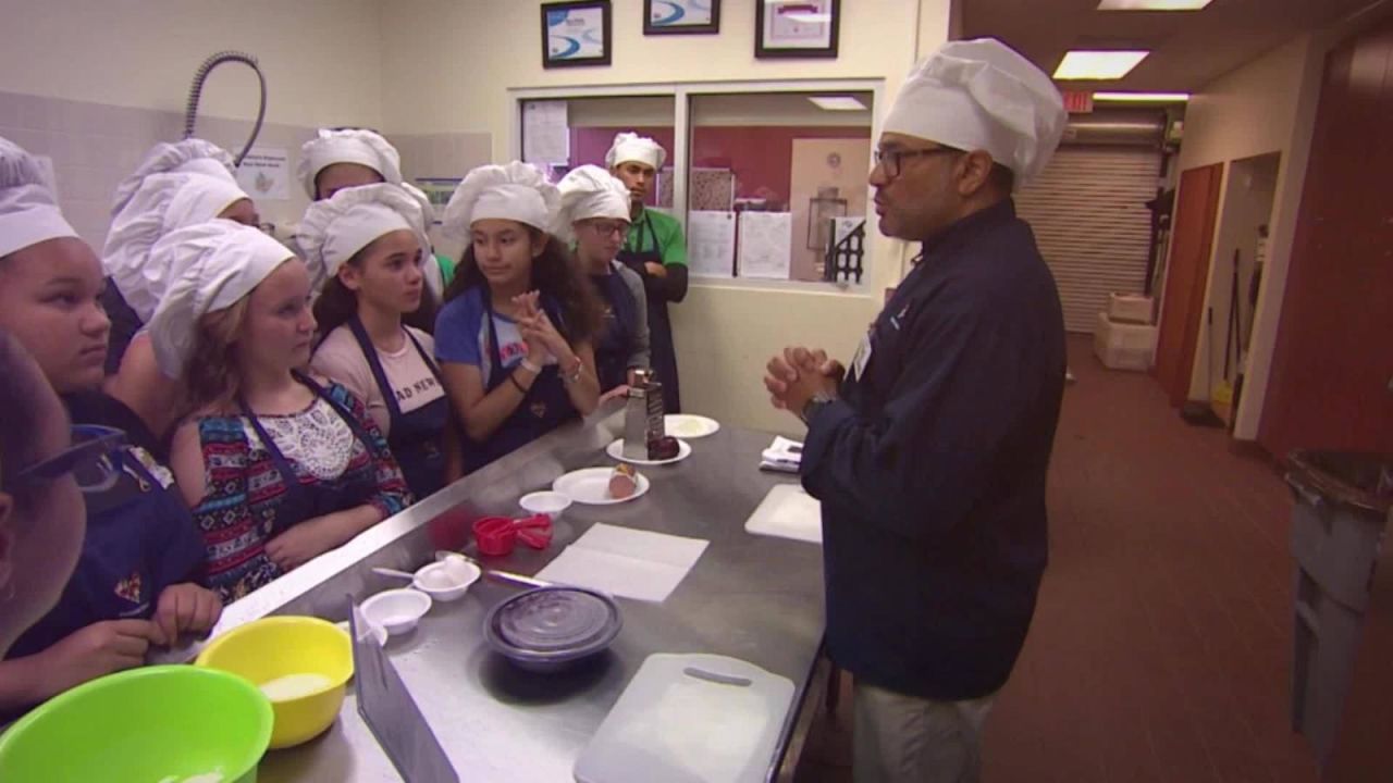CNNE 541245 - ninos que aprenden sobre cocina saludable- una estrategia contra la obesidad infantil