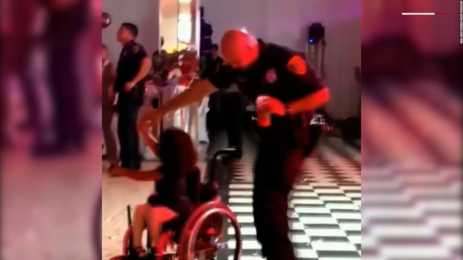 Policía conmueve a los internautas al bailar con una niña en silla de ruedas