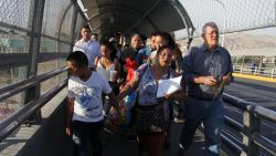 CNNE 541287 - en ee-uu- las familias esperan reunificarse con los 3-000 ninos en custodia