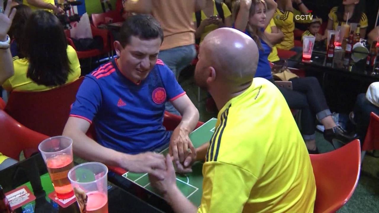 CNNE 541309 - este hincha no ve ni escucha, pero vive el mundial gracias a su amigo