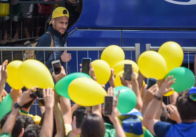 Los fanáticos de Brasil aplauden a Neymar cuando llega a su hotel de concentración antes del partido ante Bélgica.