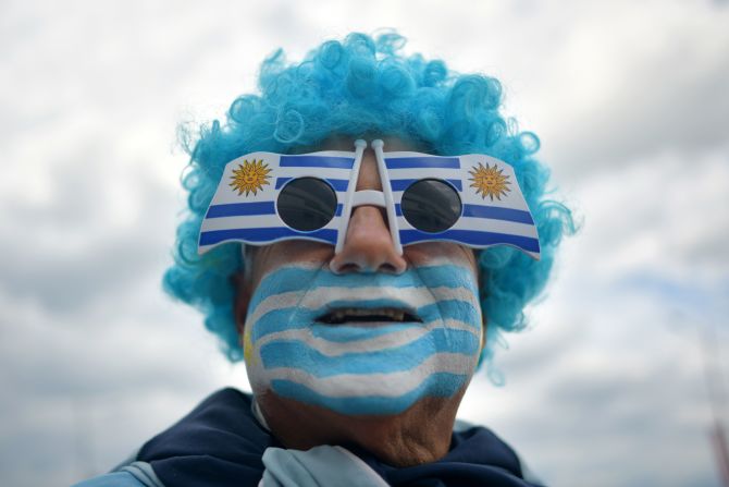 Un fanático de Uruguay, vestido para animar a su equipo en el partido contra Francia.