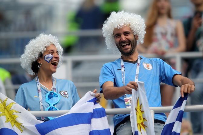 Animadores de Uruguay disfrutan del ambiente previo al encuentro contra Francia.