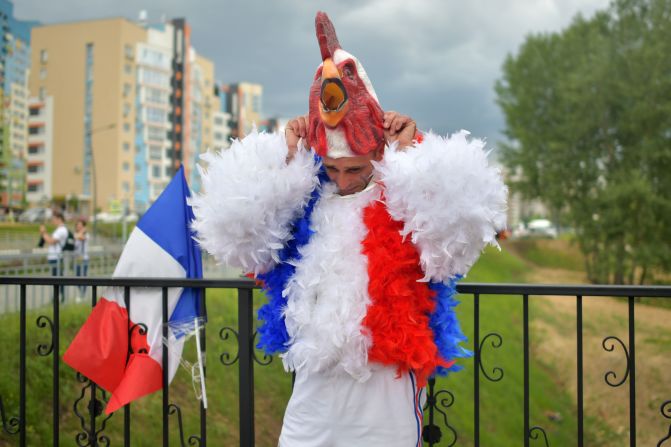 Un fanático de Francia, vestido de gallo, el símbolo de su selección, antes del partido ante Uruguay.