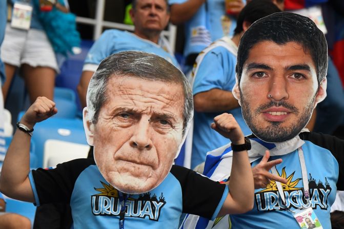 Fanáticos de Uruguay con caretas gigantes del entrenador de la selección, Oscar Washington Tabárez, y del delantero Luis Suárez antes del partido ante Francia.