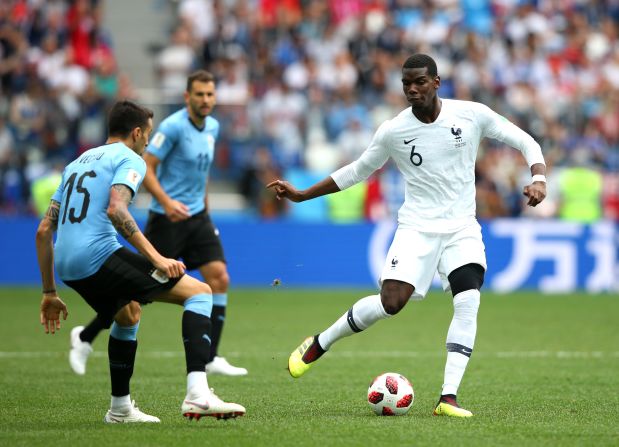 Maximiliano Pereira de Uruguay ejerce presión sobre Paul Pogba de Francia en los primeros minutos del partido que decidirá qué selección pasa a las semifinales del Mundial.