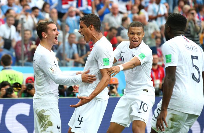 Raphael Varane marcó el primer gol de Francia contra Uruguay. En la imagen, su celebración junto a sus compañeros de selección, Kylian Mbappe y Antoine Griezmann.