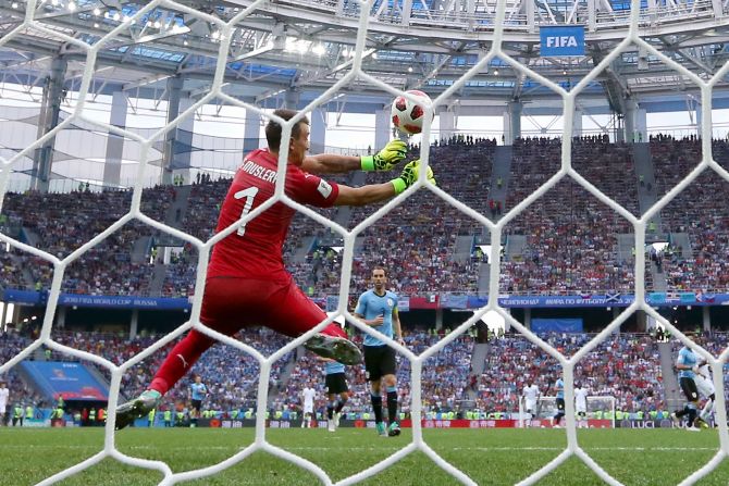 Momento en el que el arquero de Uruguay, Fernando Muslera, no es capaz de parar el balón enviado por Antonie Griezmann y Francia marca su segundo gol en los cuartos de final.