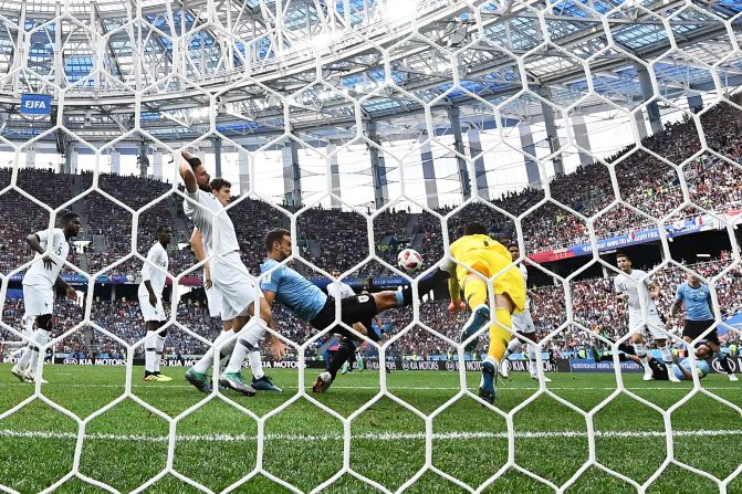 Hugo Lloris, arquero de Francia, salva un balón durante el partido ante Uruguay. La selección sudamericana no ha conseguido marcar ningún gol cuando van 70 minutos de partido.