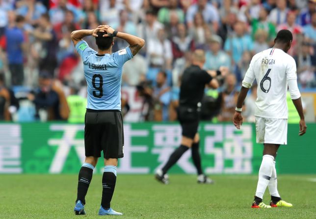 El uruguayo Luis Suárez se echa las manos a la cabeza cuando Francia va ganando por dos goles a cero casi al terminar el partido.