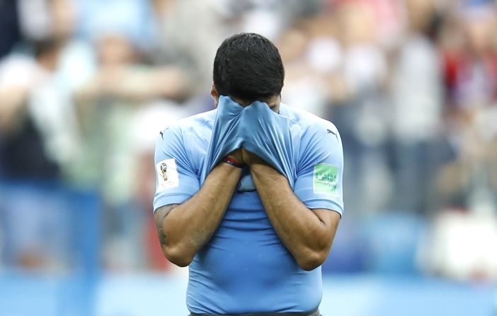 Luis Suárez de Uruguay se tapa la cara tras perder en los cuartos de final contra Francia. Julian Finney/Getty Images)