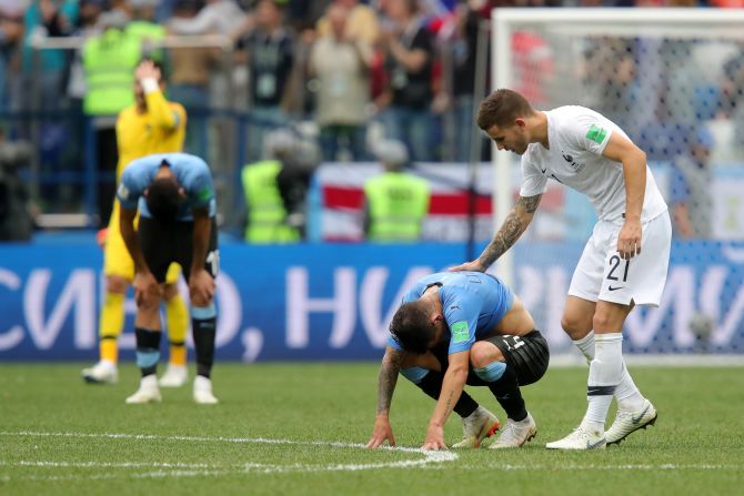 El francés Lucas Hernandez consuela a su compañero de Uruguay Lucas Torreira tras ganarle en los cuartos de final. Un ejemplo del espíritu del fútbol: el compañerismo.