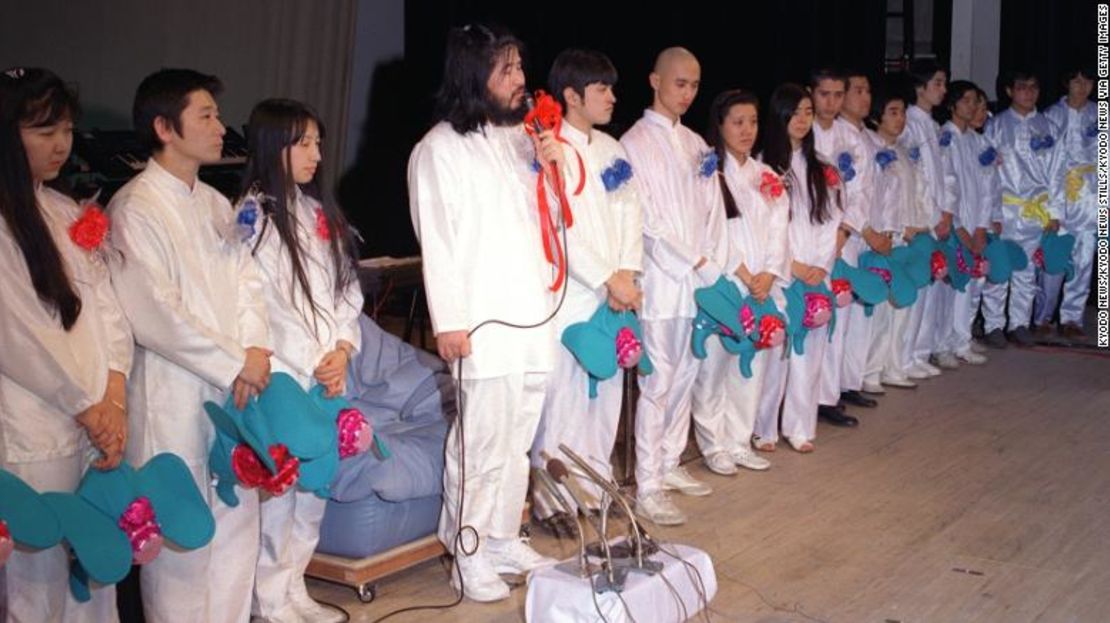 Esta foto fue tomada el 7 de enero de 1990 y muestra al grupo de culto Aum Shinrikyo y al fundador Shoko Asahara (el cuarto desde la izquierda) hablando en una conferencia de prensa en Tokio para anunciar el plan para presentar candidatos para la elección general.