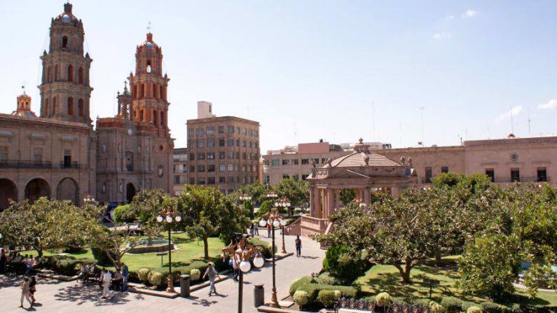 Plaza de Armas: la plaza principal de San Luis es un gran lugar para comenzar tu recorrido a pie por el centro histórico de la ciudad.