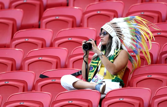 Una fanática de Brasil, preparada con su cámara para el inicio del partido que enfrentará a su selección con la de Bélgica.