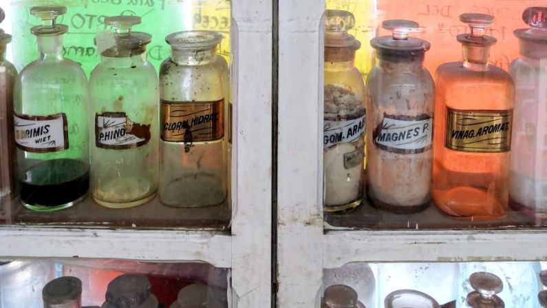 Botica Alhondiga: esta farmacia data de principios de 1900 y todavía tiene algunas botellas viejas en exhibición.