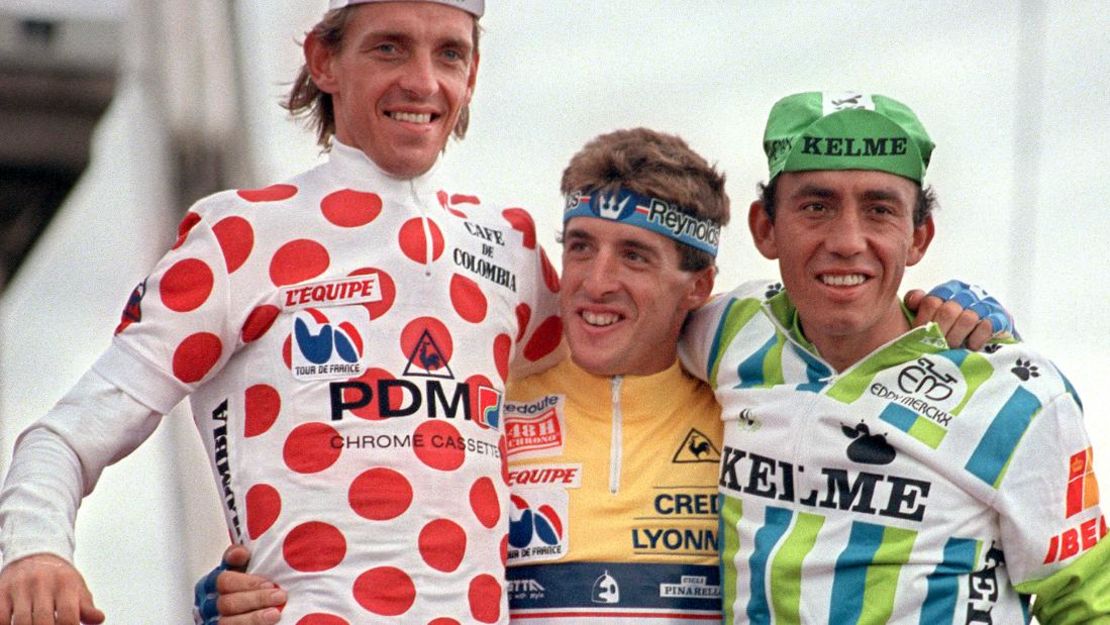 El colombiano Fabio Parra (a la derecha) llegó tercero en el Tour de Francia en 1988.