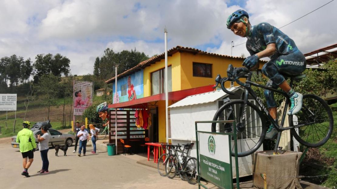 A las afueras de la casa de los papás de Nairo Quintana, en Cómbita, Boyacá, hay una estatua de 'Nairomán', como se le conoce al ciclista colombiano en su país. (Foto cortesía de Nick Busca para CNN).