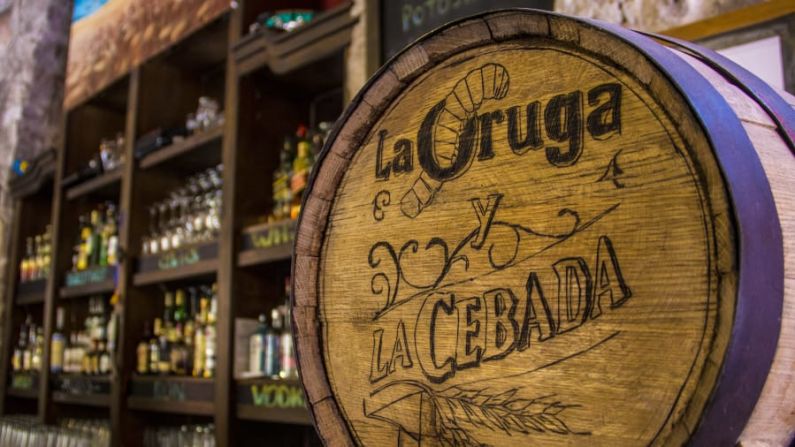 La Oruga Y La Cebada: Incluso aquellos a los que no les gusta la cerveza disfrutarán de este animado bar en el centro de la ciudad.