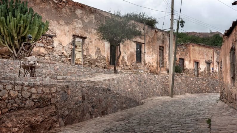 Cerro de San Pedro: Casi abandonado, este pueblo cobra vida los fines de semana con bares y restaurantes emergentes.