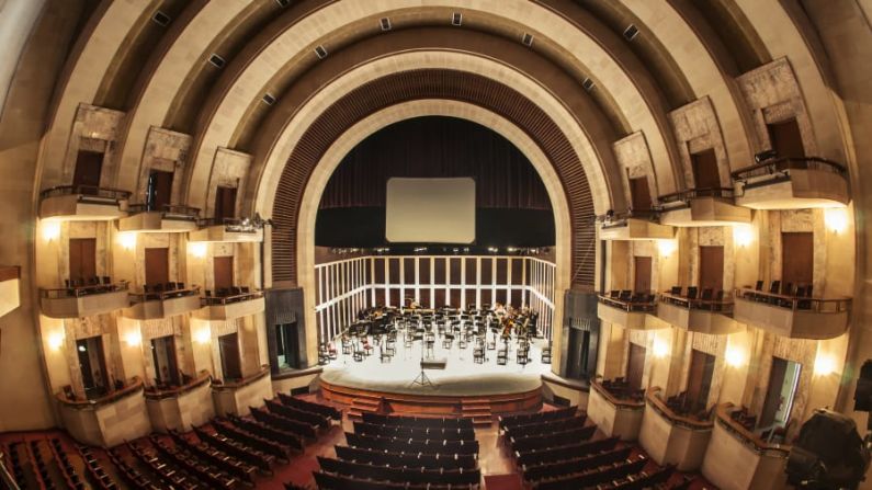 Teatro de La Paz: Incluso si no puedes obtener una entrada para uno de los espectáculos que se representan aquí, detente solo por ver la arquitectura.