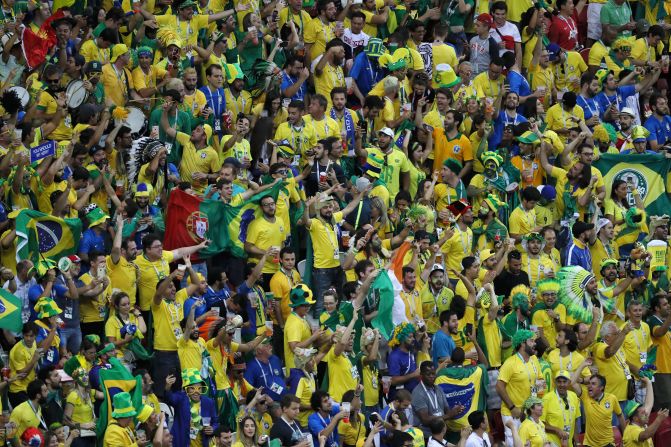 La grada de los fanáticos de Brasil es un hervidero antes del partido contra Bélgica. El ganador del encuentro pasa a semifinales y se enfrentará a Francia.