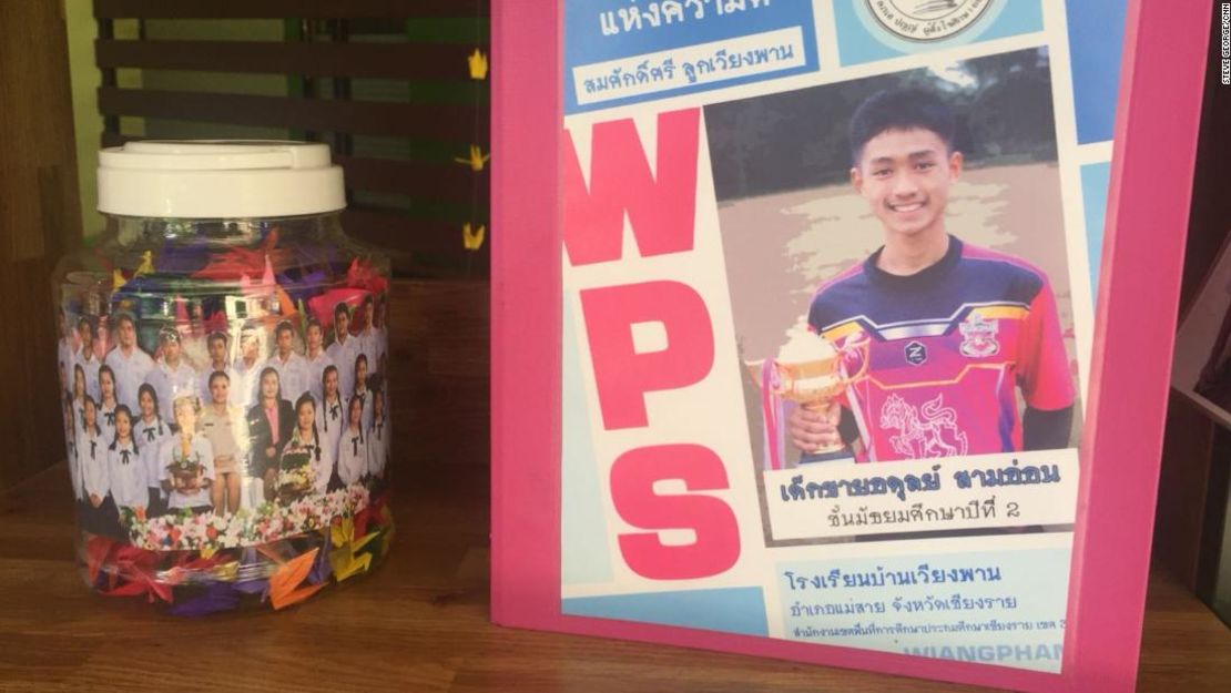 Los estudiantes de la escuela Ban Wiangphan han creado un pequeño altar para el estudiante desaparecido Ardoon Sam-aon.