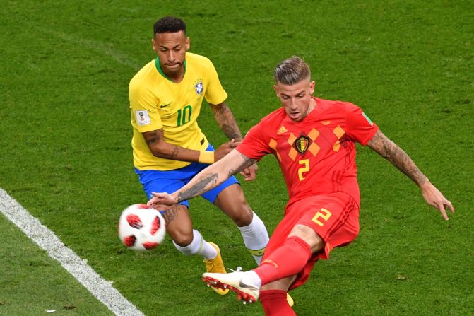 Neymar, de Brasil, y Toby Alderweireld, de Bélgica, se enfrentan en los primeros minutos del partido entre ambas selecciones. El ganador irá a semifinales.