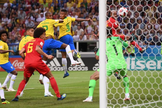 Fernandinho, de Brasil, marcó un gol en propia puerta y puso a Bélgica por delante en el minuto 13 del partido.