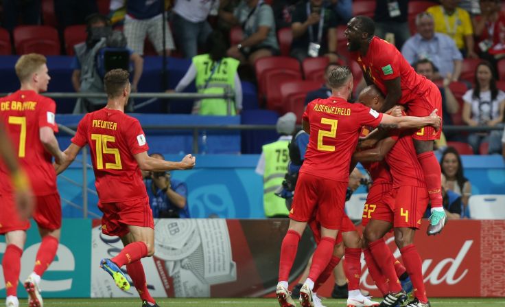 El equipo de Bélgica celebra ponerse por delante en el marcador con un gol en propia puerta de Fernandinho en el partido ante Brasil.