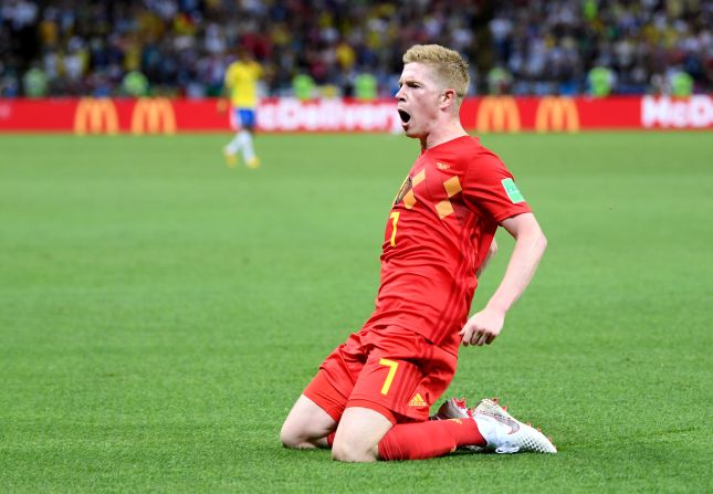 El equipo de Bélgica celebra ponerse por delante en el marcador con un gol en propia puerta de Fernandinho en el partido ante Brasil.