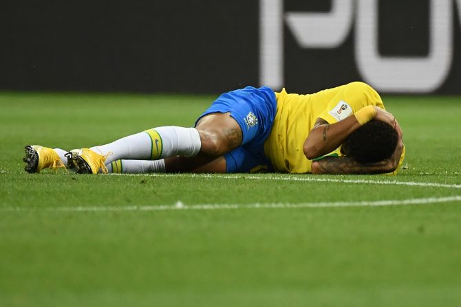 Neymar, jugador de Brasil, en el suelo durante el partido contra Bélgica. El jugador ha sido objeto de burlas por las veces que se tira al suelo y se queja de faltas.