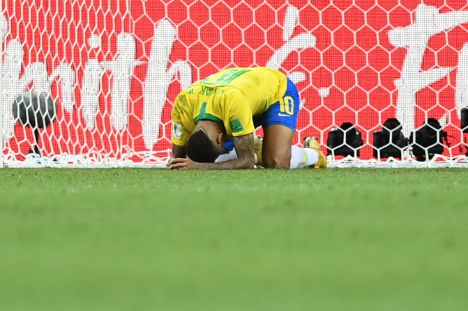 Neymar llora tras perder Brasil en cuartos de final contra Bélgica, que se enfrentará a Francia en semifinales.