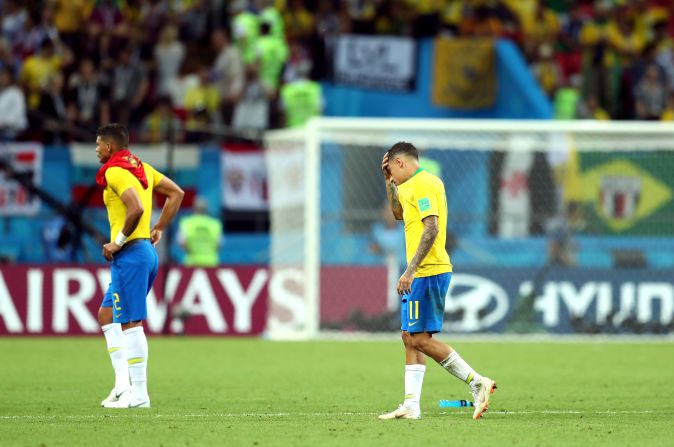 Los jugadores de Brasil, cabizbajos tras perder en cuartos de final contra Bélgica. Han marcado un gol.