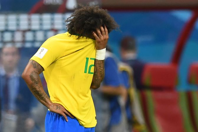 Marcelo también se tapó la cara tras la derrota de Brasil ante Bélgica.