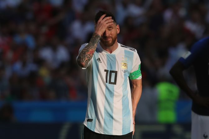 Lionel Messi, capitán de la selección de Argentina, luce triste tras perder ante Francia y quedar eliminado de Rusia 2018.