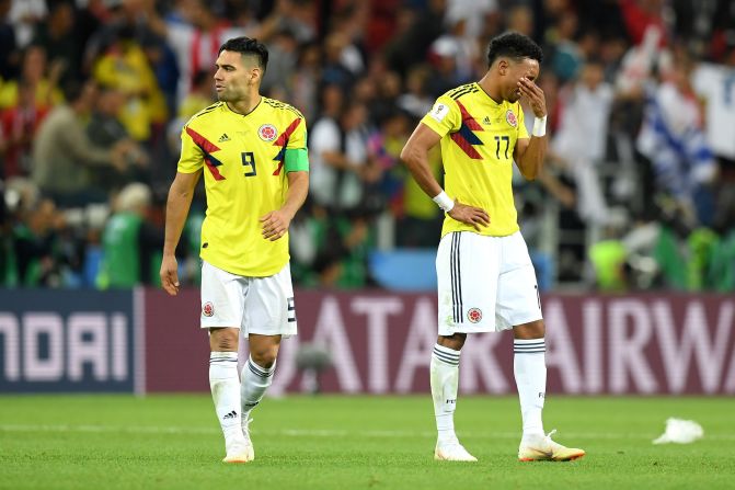 Radamel Falcao García y Johan Mojica se lamentan de la eliminación de Colombia.