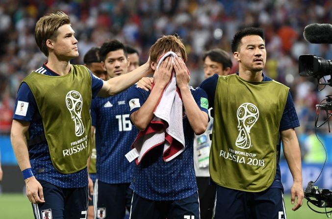 Gotoku Sakai, Takashi Inui y Shinji Okazaki de Japón salen abatidos tras perder ante Bélgica por octavos de final, este lunes.