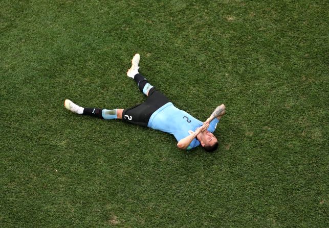 José Giménez, de la selección de Uruguay, no oculta su tristeza tras ser eliminado por Francia. La selección europea venció 2-0 a la sudamericana.