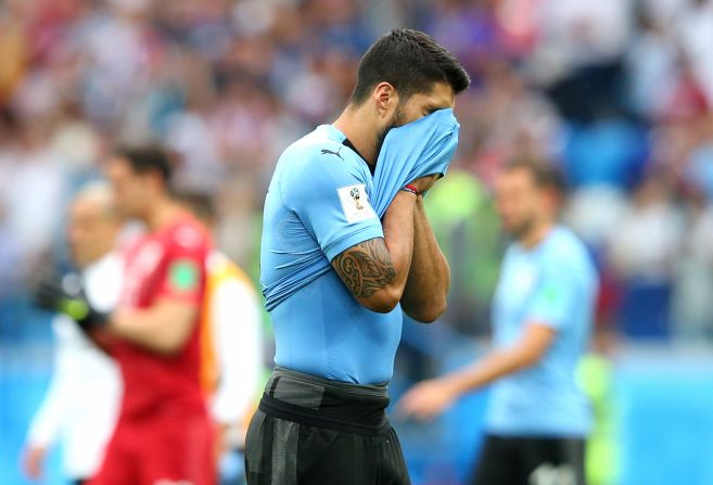 Luis Suárez, delantero de Uruguay, se tapa la cara luego de la derrota de su equipo ante Francia, este martes por los cuartos de final de Rusia 2018.